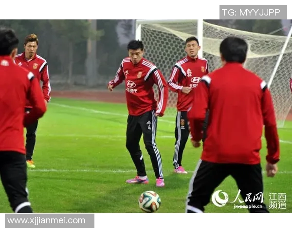 德国足球明星抵达机场引发粉丝热潮瞬间捕捉精彩瞬间